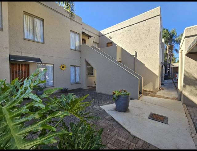 2 BEDROOM TOWNHOUSE FOR SALE IN MAGALIESKRUIN